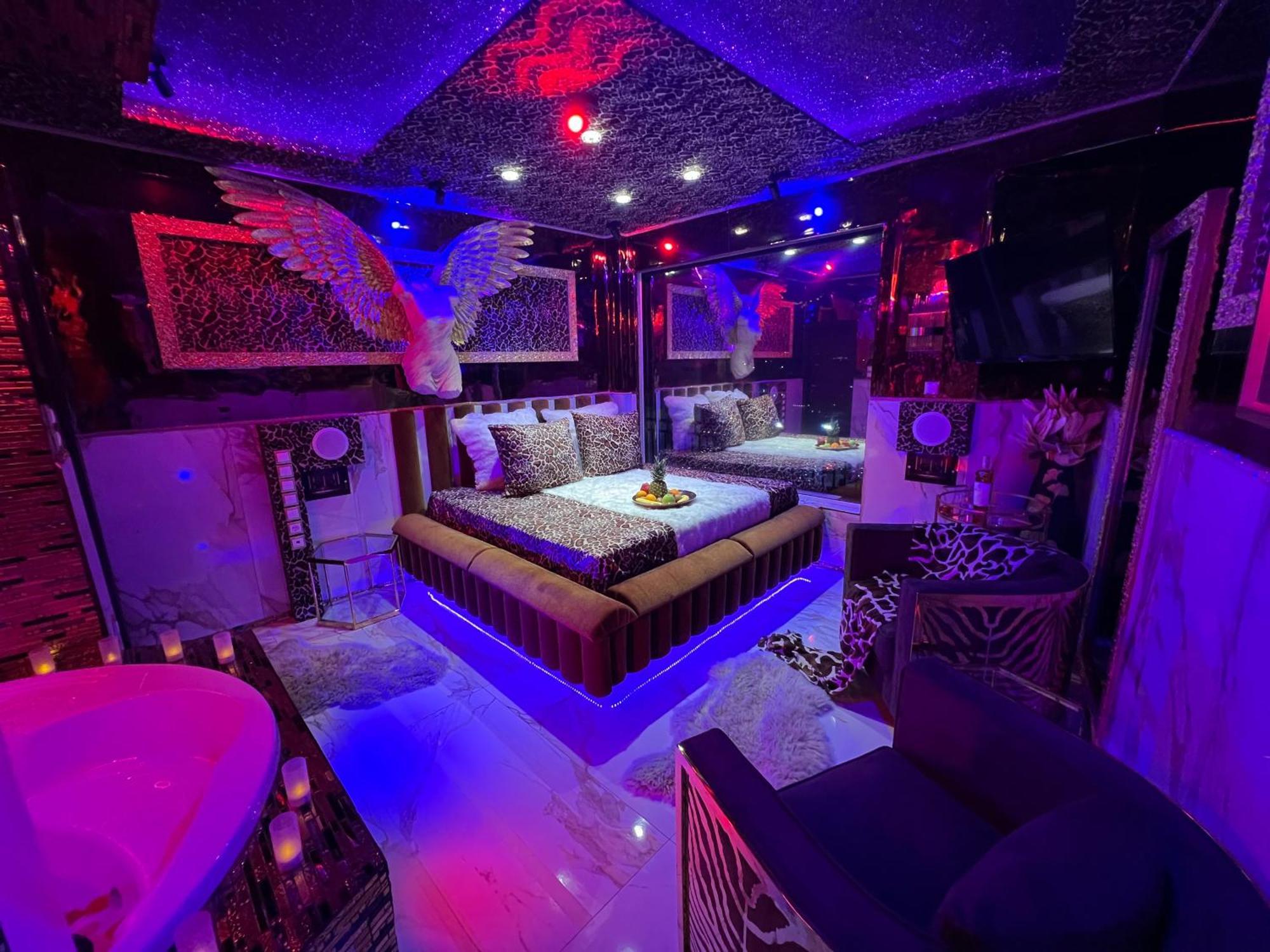 Priamos Erato Love hotel