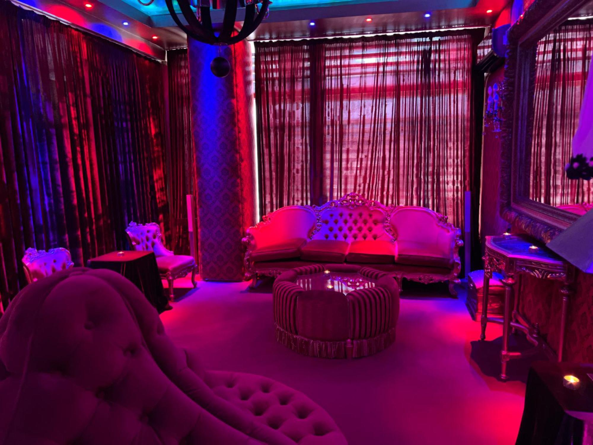 Priamos Erato Love hotel Atene