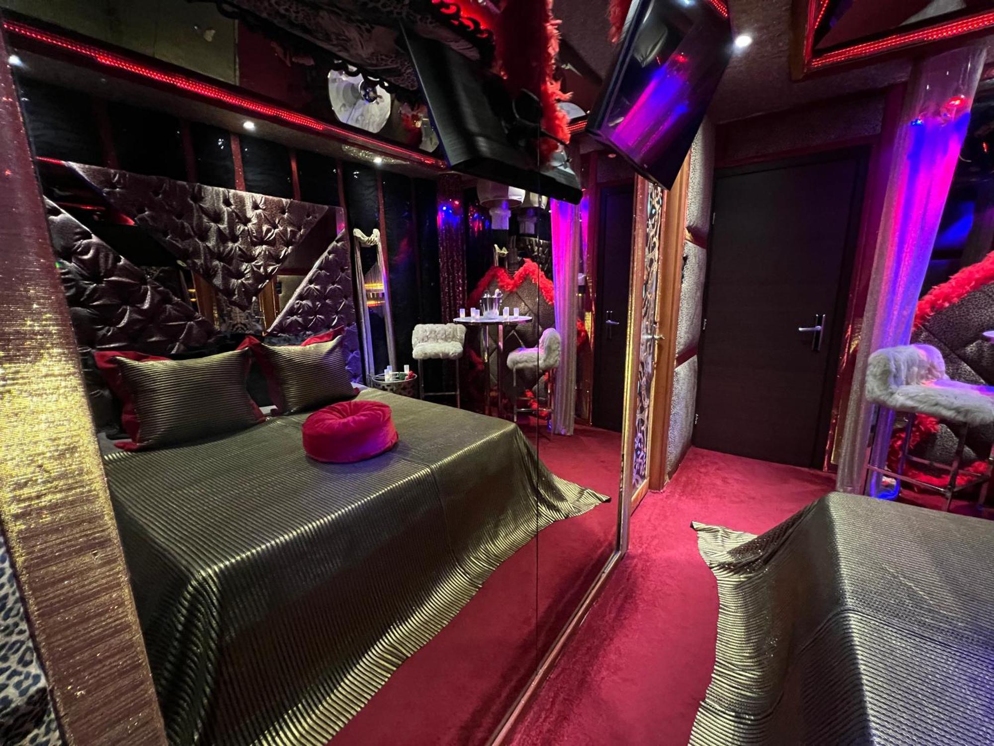 Priamos Erato Love hotel