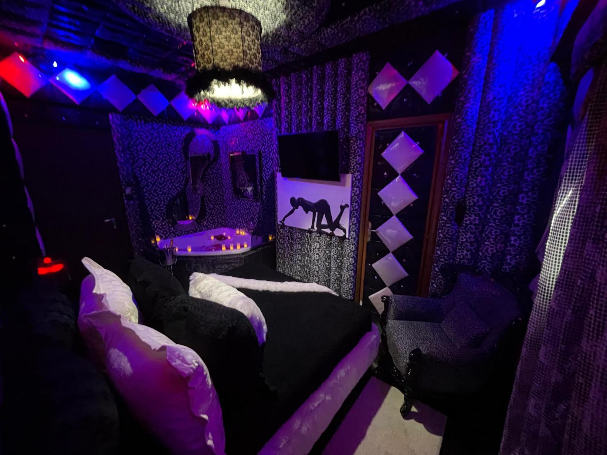 Priamos Erato Love hotel *