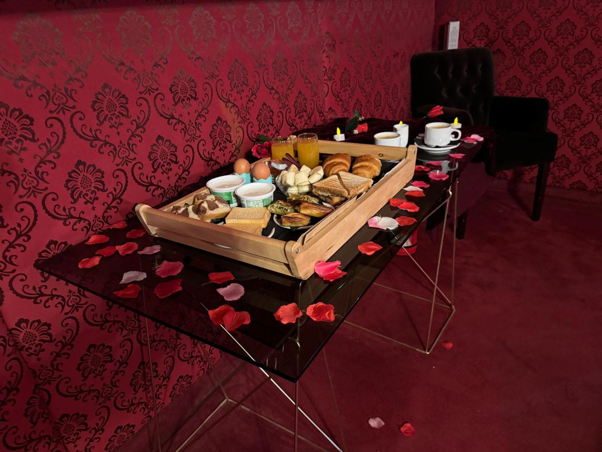 Priamos Erato Love hotel Atene